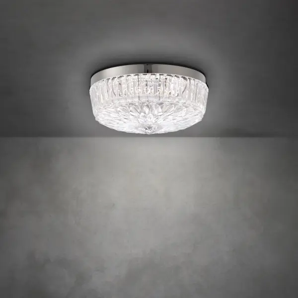 A dazzling rendition of a classic form, Regina dispenses astounding illumination from integrated LEDs refracted with intermediary optics to generate millions of sparkles.