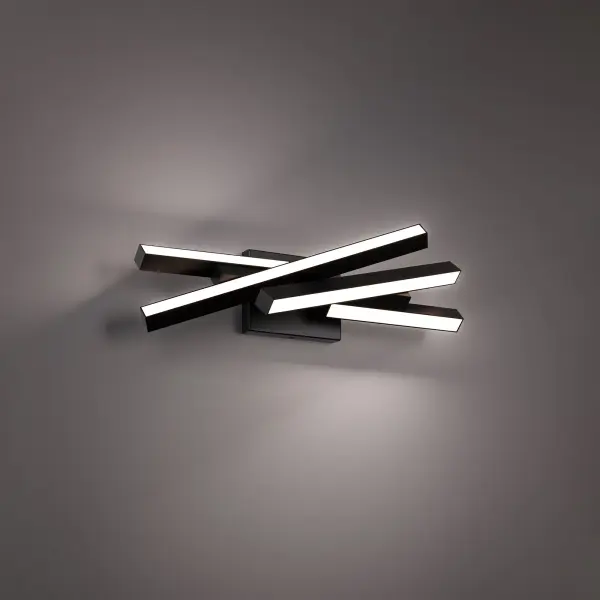 Effortlessly deliberate. A complex array of slender light bars create crisp lines, adding a sculptural feel to any space.