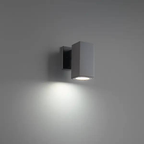 Available in single and double directions, Cylinder is ideal for illuminating outdoor entrances and walkways.