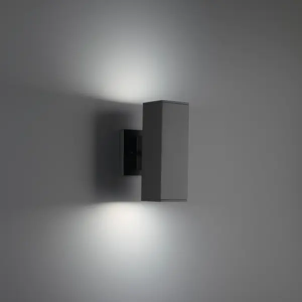 Available in single and double directions, Cylinder is ideal for illuminating outdoor entrances and walkways.