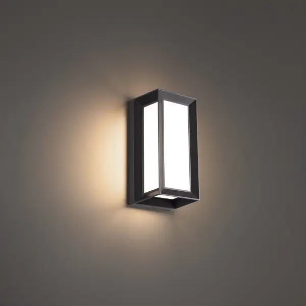 Squarely there. A harmonious outline capturing etched diffusers shining with a uniform glow.
