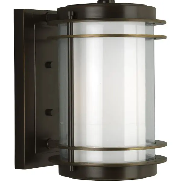 Elegant Transitional Outdoor Lighting with Modern Flair - Image 1