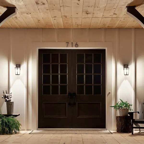 Classic Outdoor Wall Light with Warm Etched Glass - Image 4