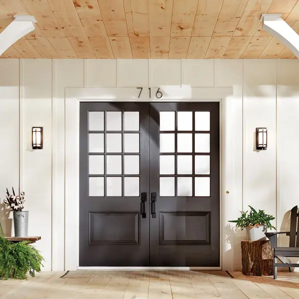 Classic Outdoor Wall Light with Timeless Anvil Iron Finish - Image 3