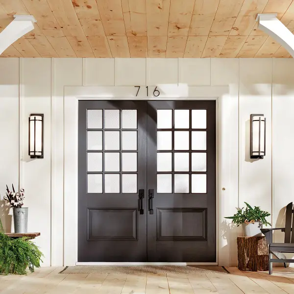 Classic Outdoor Wall Light with Timeless Anvil Iron Finish - Image 3