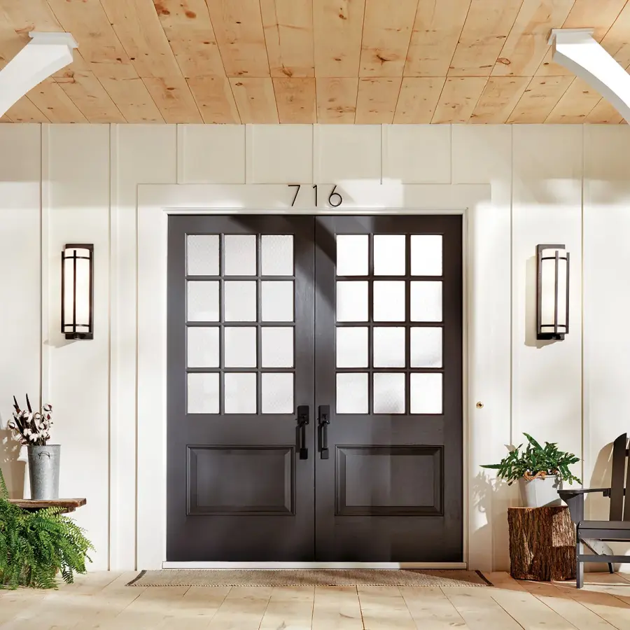 Classic Outdoor Wall Light with Timeless Anvil Iron Finish - Image 3