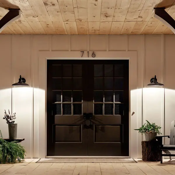 Classic Outdoor Wall Light with Wet-Rated Durability - Image 5