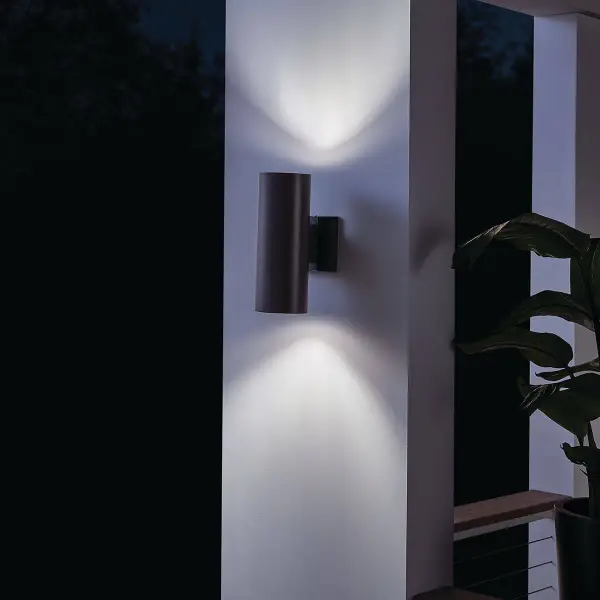 Versatile Contemporary Outdoor Wall Light with Up/Down Illumination - Image 4