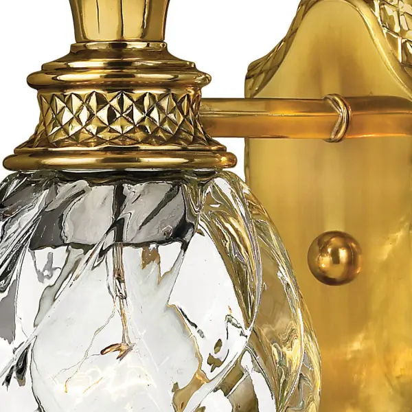 A Hinkley classic, the ornate Plantation collection features exceptional pineapple-shaped, clear optic glass that makes a noble statement. The elaborate, decorative cast detailing is accentuated by its lush finish.