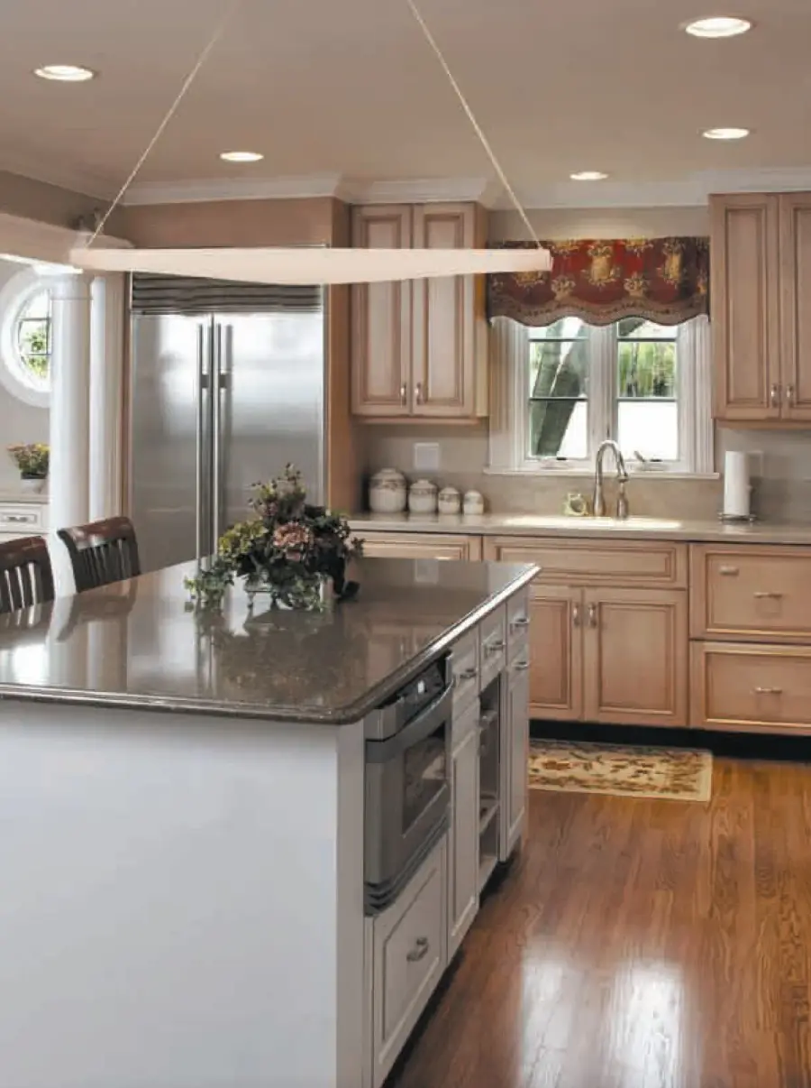 Sleek Linear Pendant with Clean Contemporary Design - Image 2