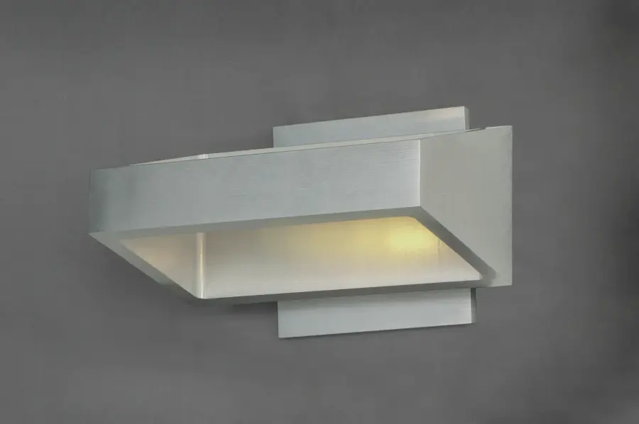 Sleek LED Outdoor Sconce with Modern Aluminum Design - Image 3