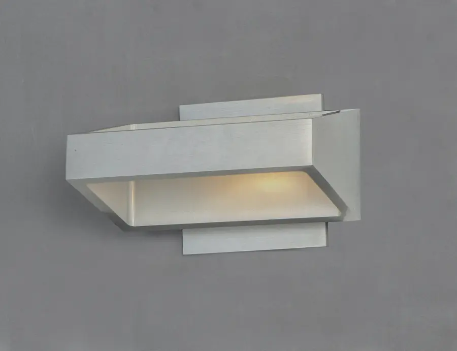 Sleek LED Outdoor Sconce with Modern Aluminum Design - Image 4