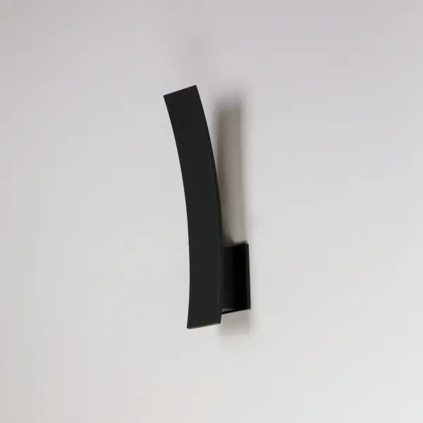 Sleek LED Outdoor Sconce with Energy-Efficient Performance - Image 4