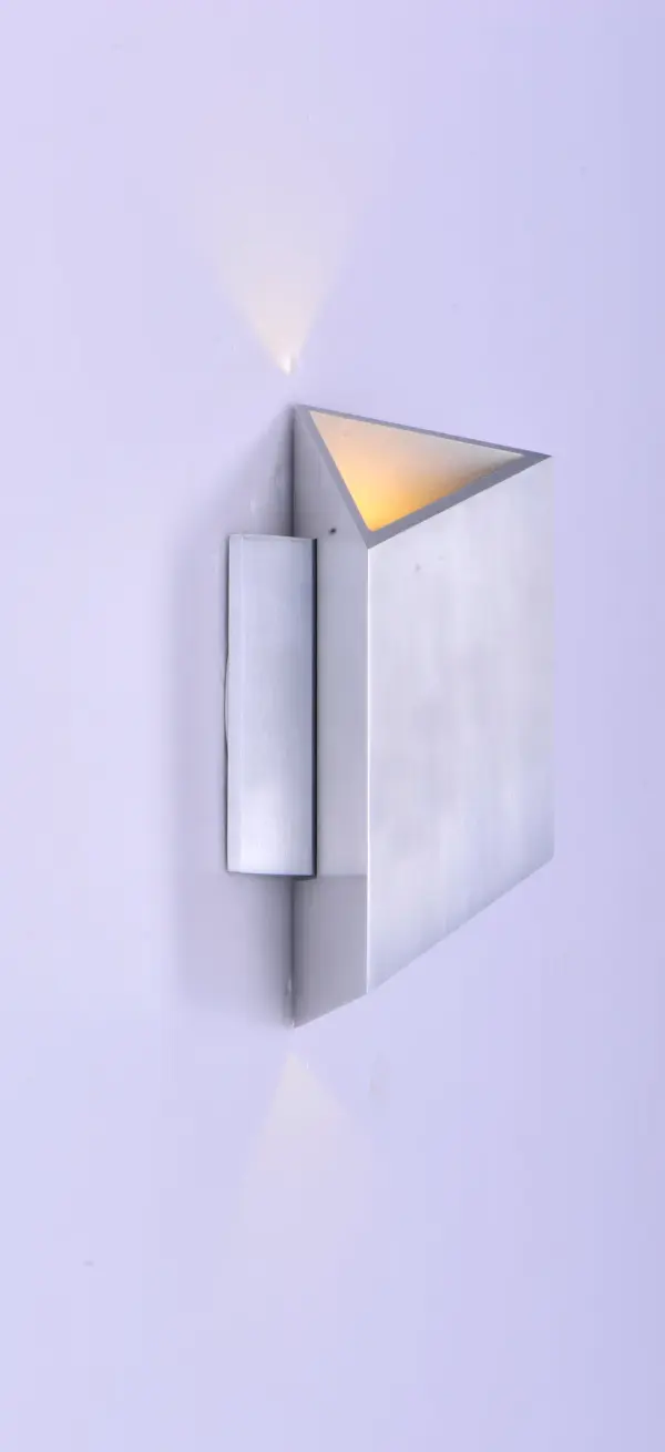 Modern LED Outdoor Sconce with Energy-Efficient Performance - Image 4