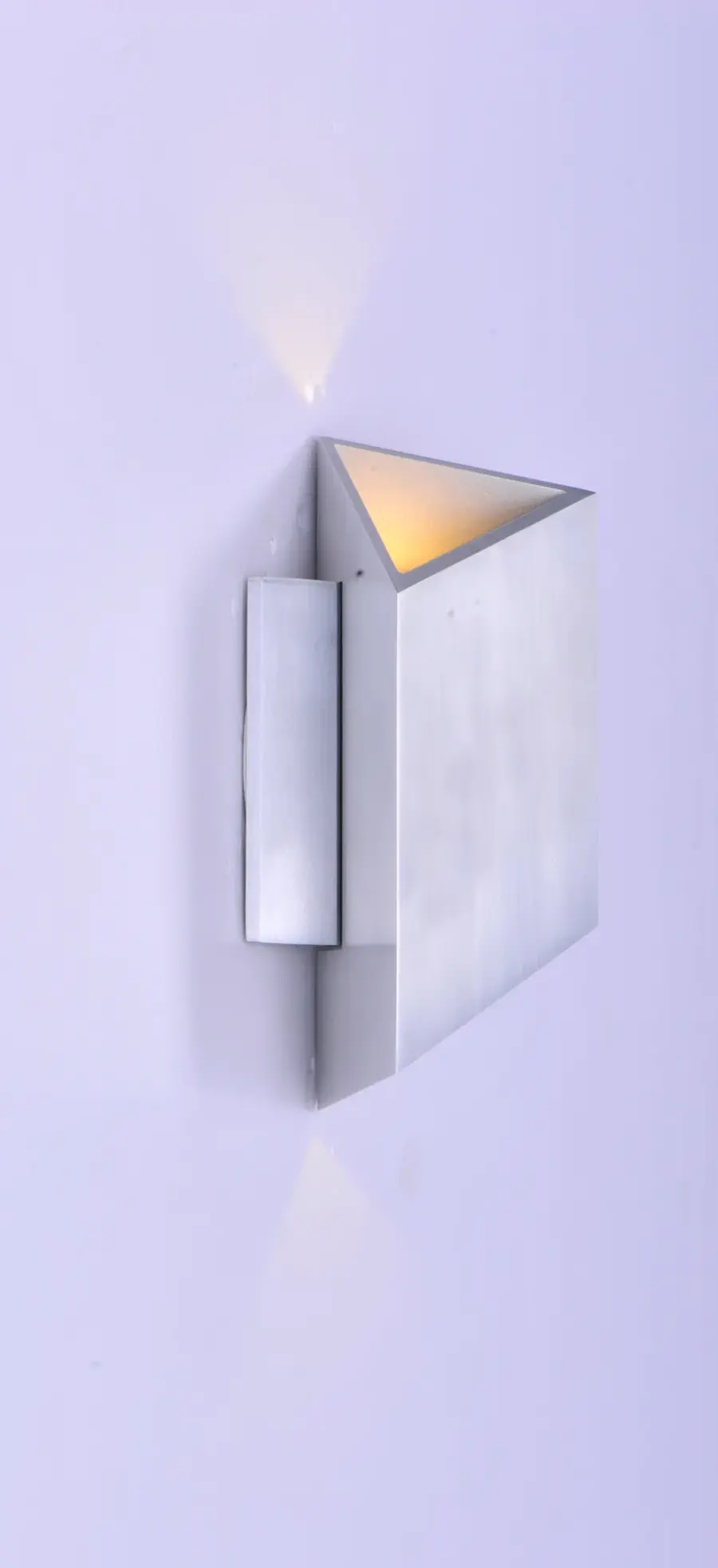 Modern LED Outdoor Sconce with Energy-Efficient Performance - Image 4