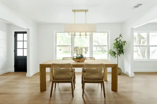 Sophisticated Linear Chandelier with Crystal and Glass Details - Image 5