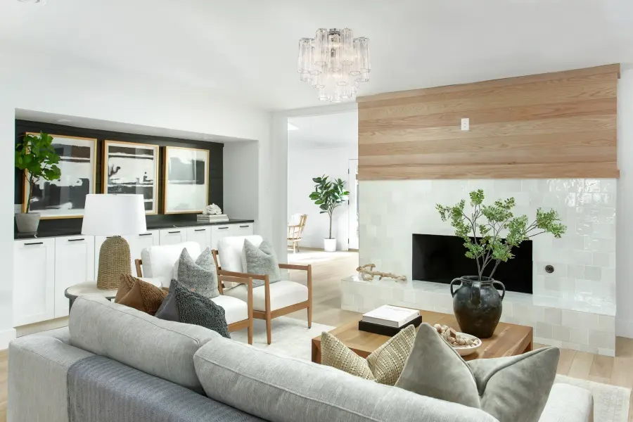 Stunning Mid-Century Statement Piece with Iconic Tronchi Glass Design - Image 22