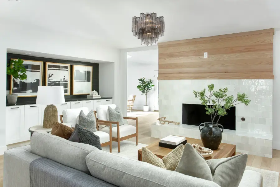 Stunning Mid-Century Statement Piece with Iconic Tronchi Glass Design - Image 30