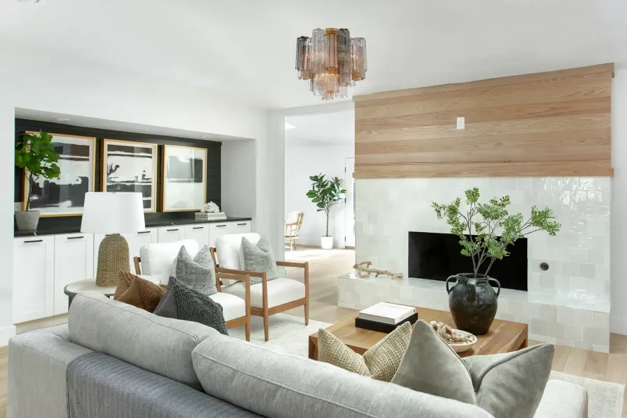 Stunning Mid-Century Statement Piece with Iconic Tronchi Glass Design - Image 61