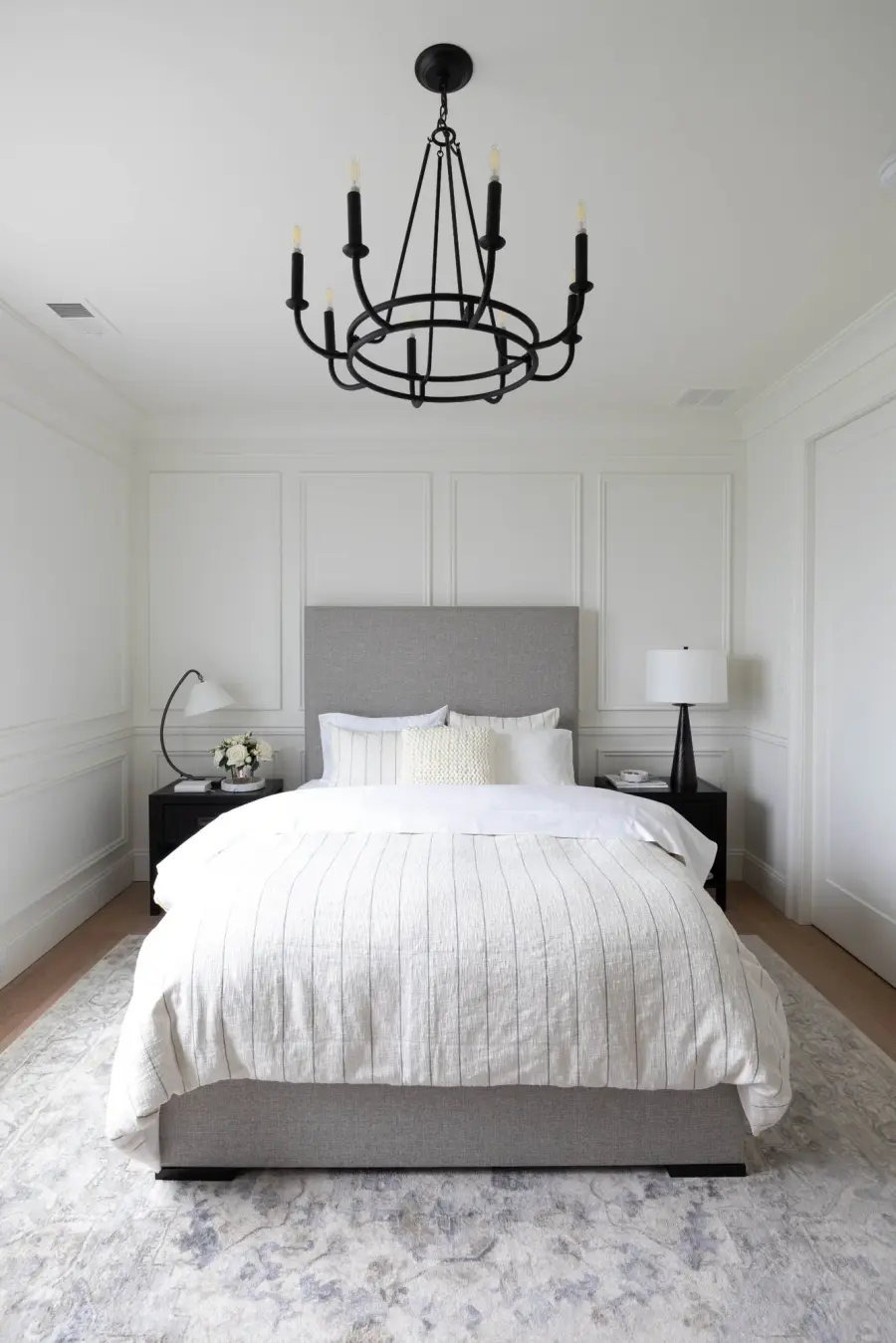 Bailey 28" Chandelier in Aged Brass - Image 13