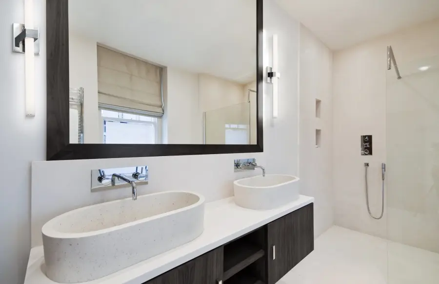 Sleek Linear Vanity Light with Versatile Mounting Options - Image 2