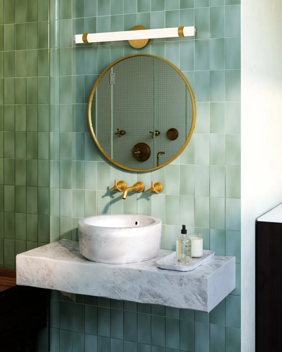 Elegant Transitional Vanity Light with Integrated LED Technology - Image 2