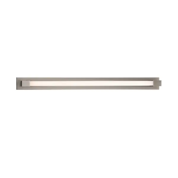 The Barre delivers minimalist design with powerful, flattering 2700K LED lighting. Its 37-inch length makes it ideal for double vanities, while the high CRI of 90 ensures accurate color rendering for grooming tasks.