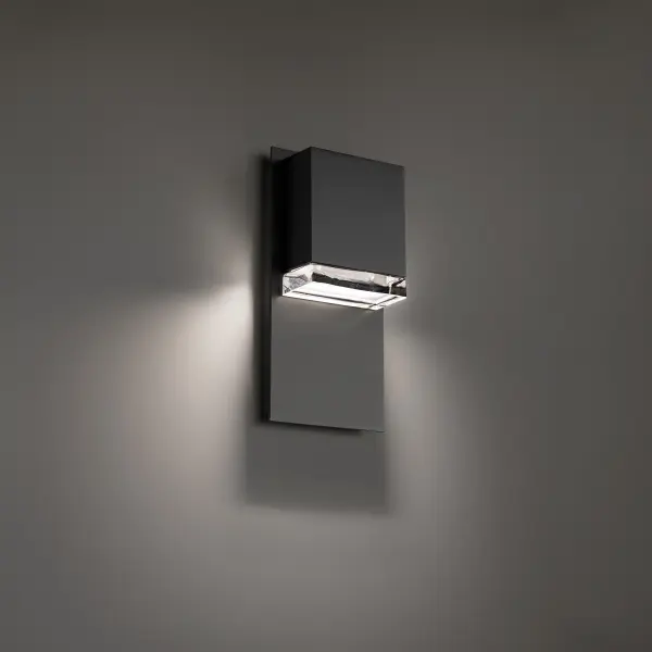 The Draped outdoor wall sconce combines minimalist design with high-performance LED technology. Its cast glass diffuser and linear aluminum frame deliver 1350 lumens of clean 4000K illumination, perfect for modern exteriors.