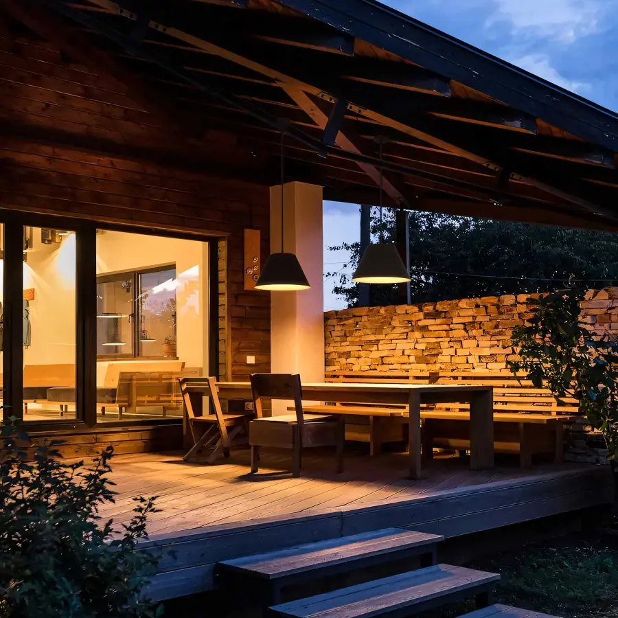 Versatile Indoor-Outdoor LED Pendant with Customizable Lighting - Image 2