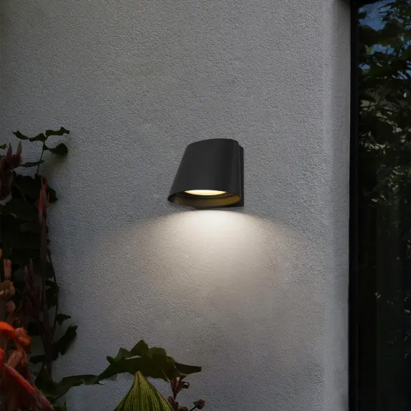 Elegant Curved LED Wall Sconce with Customizable Lighting - Image 2