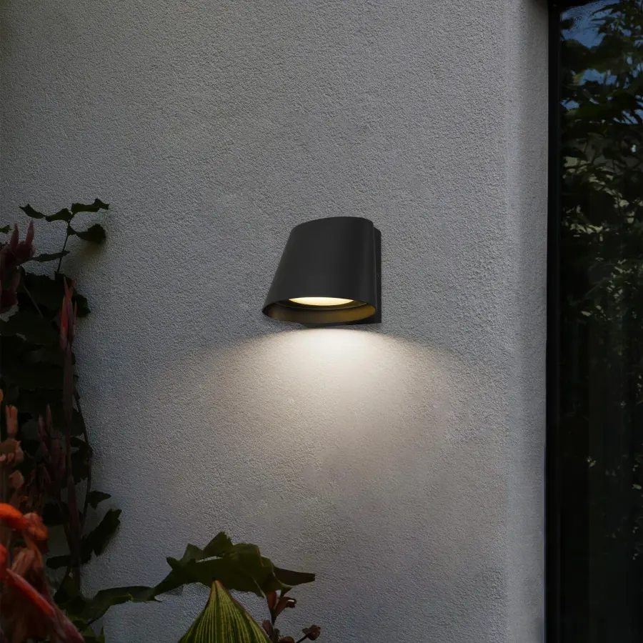 Elegant Curved LED Wall Sconce with Customizable Lighting - Image 2