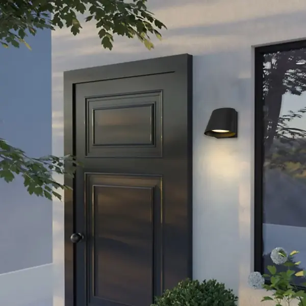 Elegant Curved LED Wall Sconce with Customizable Lighting - Image 3