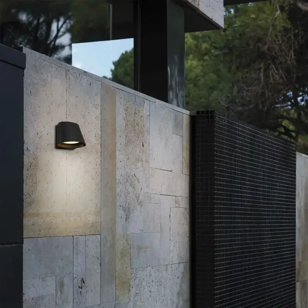 Elegant Curved LED Wall Sconce with Customizable Lighting - Image 4