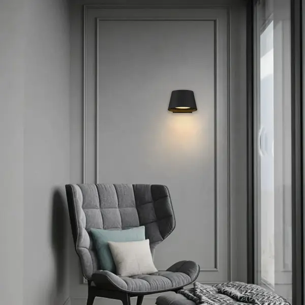 Elegant Curved LED Wall Sconce with Customizable Lighting - Image 6