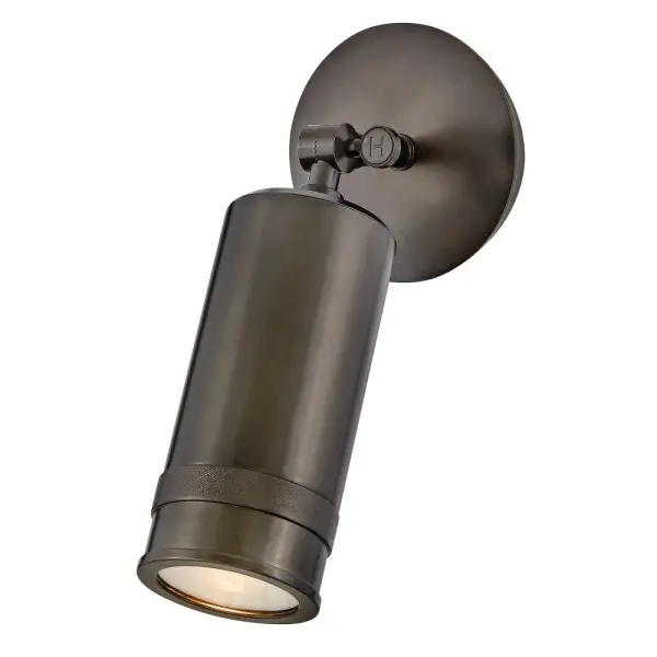 Designed to stand out rather than blend in, Pratt’s spotlight design with knurled detailing accentuates indoor or outdoor settings with sophisticated style. Black Oxide and Heritage Brass finishes effortlessly complement any architectural or décor aesthetic.