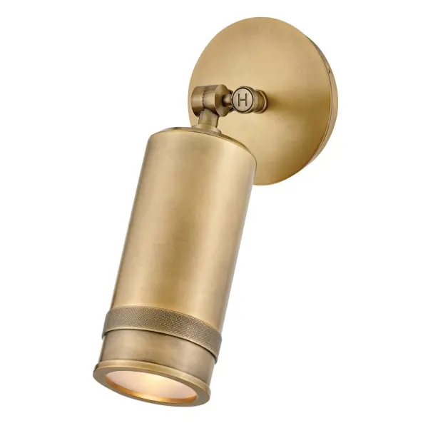 Designed to stand out rather than blend in, Pratt’s spotlight design with knurled detailing accentuates indoor or outdoor settings with sophisticated style. Black Oxide and Heritage Brass finishes effortlessly complement any architectural or décor aesthetic.