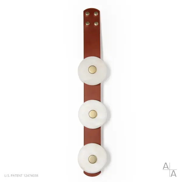 Customize your SNAPS lighting system with this 3-Light 24" strap extension to create a unique design. This extention strap comes with three LED light modules and a choice of thick, clear glass (with inner diffusers) or Alabaster. NOTE: Alabaster is a natural, soft stone with an element of translucency and each piece is unique. Contact Customer Service should you have any questions.