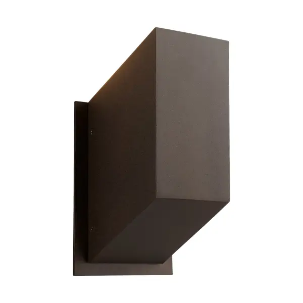 The Uno Small delivers clean-edged modern design with practical wet-rated durability. Its angled architectural profile and warm 3500K LED create inviting illumination for contemporary exteriors and refined interiors alike.