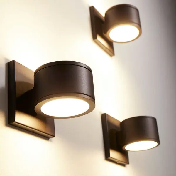 Refined Contemporary Outdoor Lighting with Wet-Rated Durability - Image 3